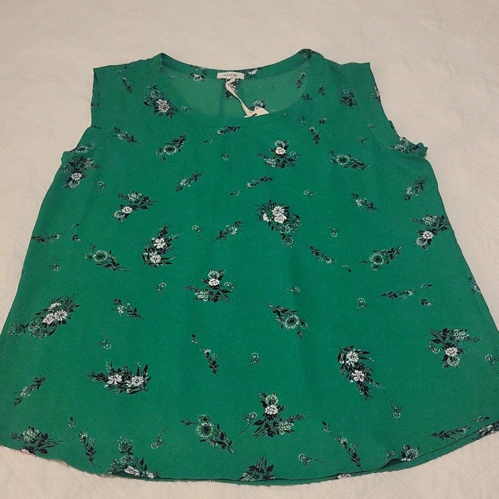Pleione XL Green blouse with pretty white flowers with black accent leaves.